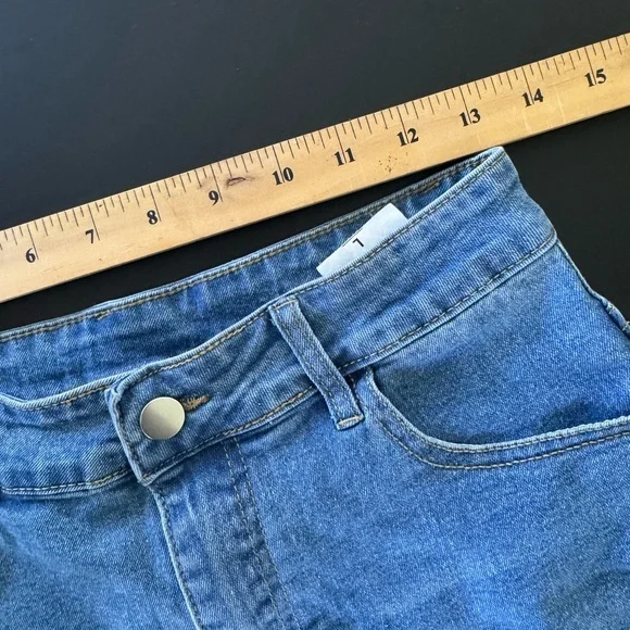 🔥 4 for $20 DEAL 🔥 High-Waisted Distressed Denim Shorts - Size L - Picture 5 of 8